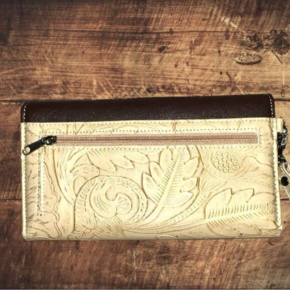 Western style wallet /wristlet! Cream embossed with brown design! New - Picture 6 of 8